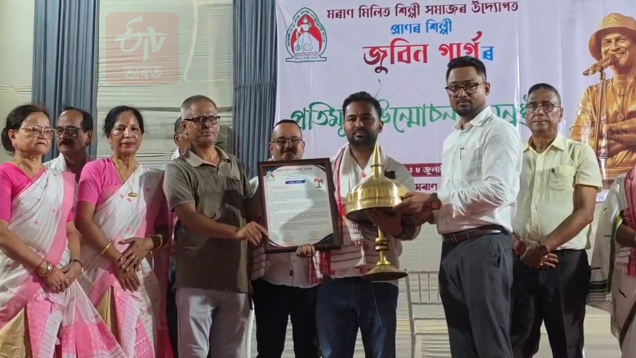 Statue of artist Zubeen Garg unveiled in Moran with traditional rituals