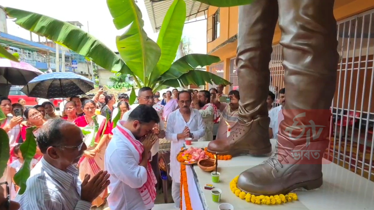 Statue of artist Zubeen Garg unveiled in Moran with traditional rituals