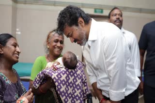 குழந்தையை கொஞ்சிய முதல்வர் விஜய்