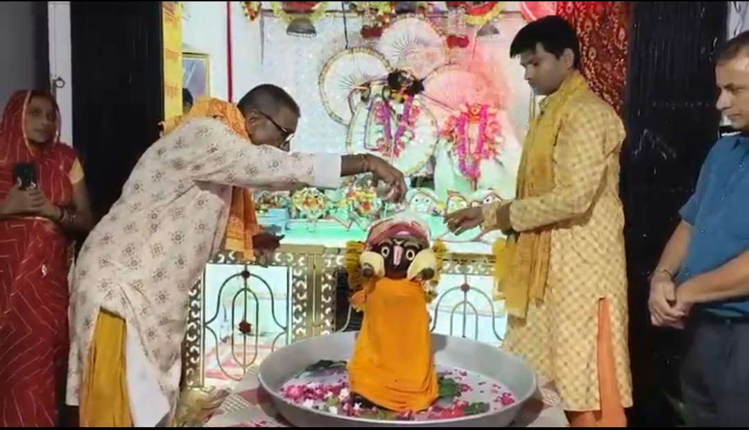 The Mahant bathing the idol.