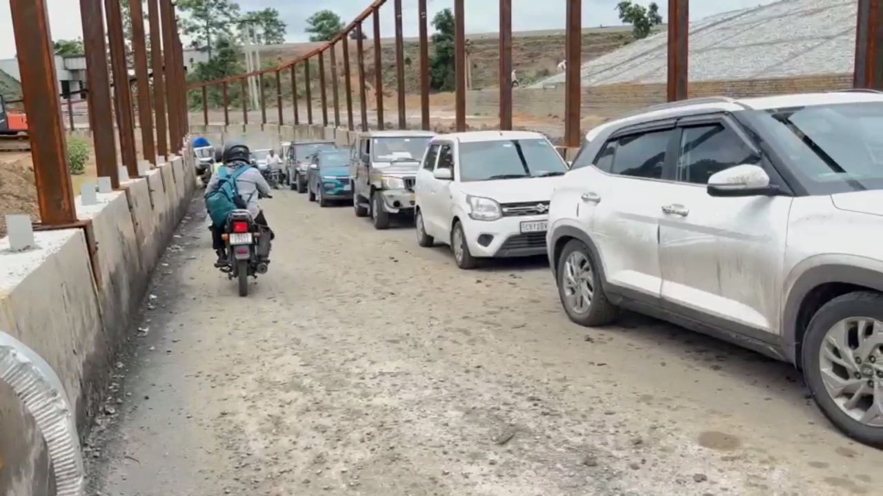 Narrow underpass disrupting traffic flow