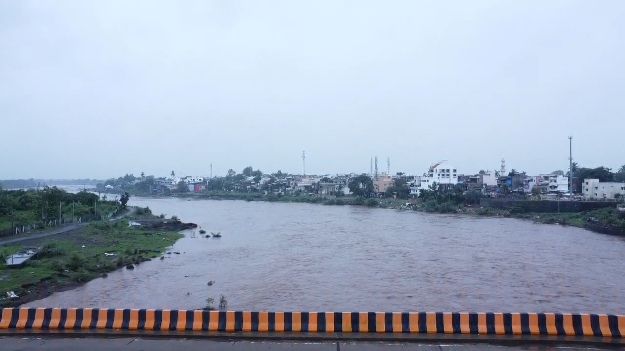 તાપી જિલ્લામાં વરસેલા અનરાધાર વરસાદને પગલે સ્થિતિ ગંભીર બની છે.