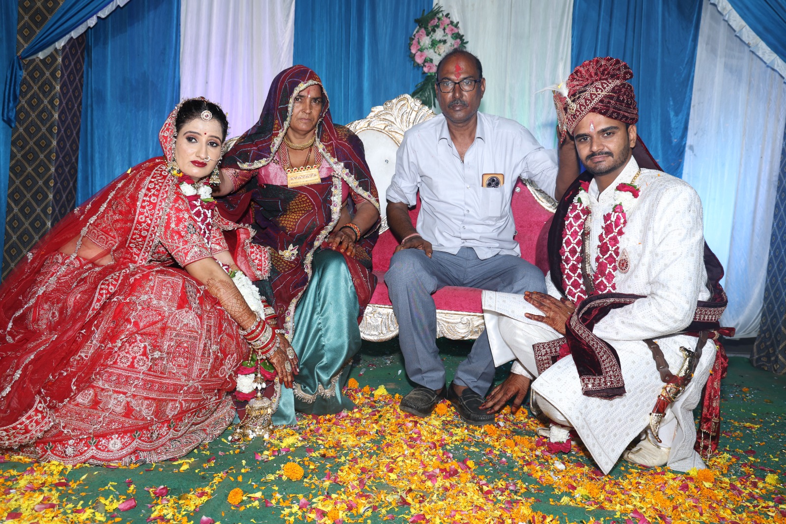 बड़ों का आशीर्वाद लेते नवविवाहित दंपती