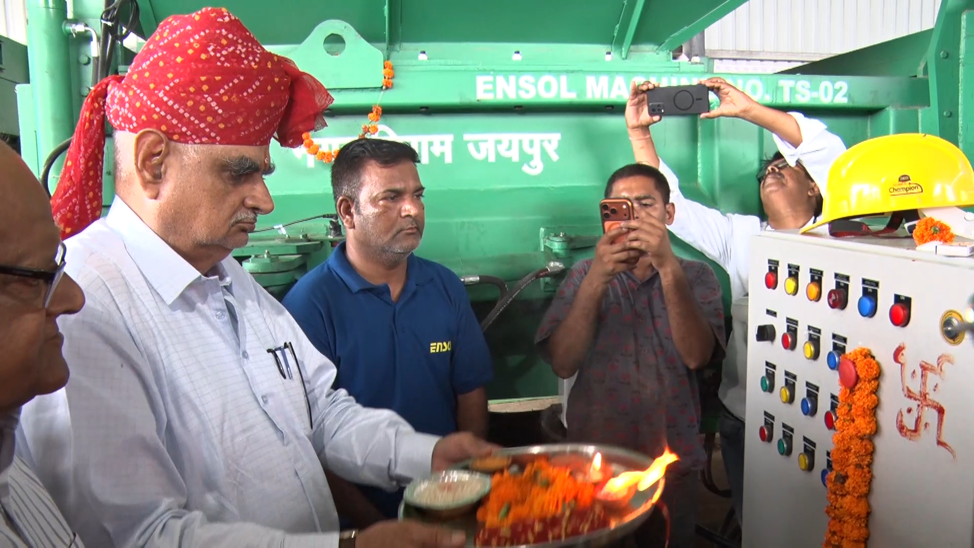 UDH Minister Jhabar Singh Kharra and MLA Kalicharan Saraf inaugurating the transfer station
