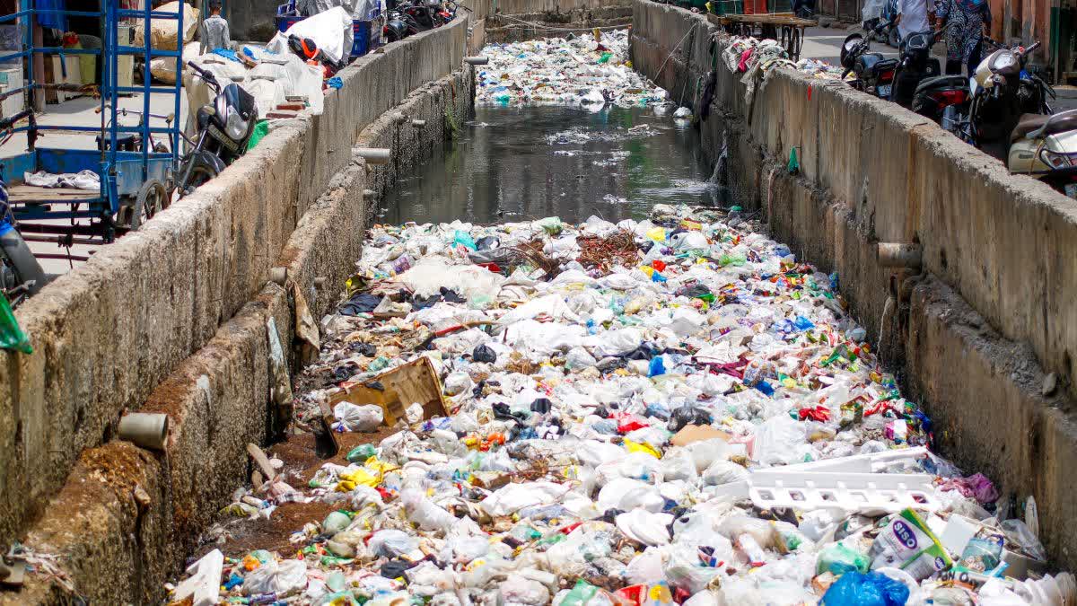 A sewage canal strewn with garbage in Delhi.