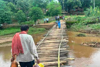 Villagers Build Makeshift Wooden Bridge After Years Of Waiting For Permanent Bridge In Chhattisgarh's Kanker