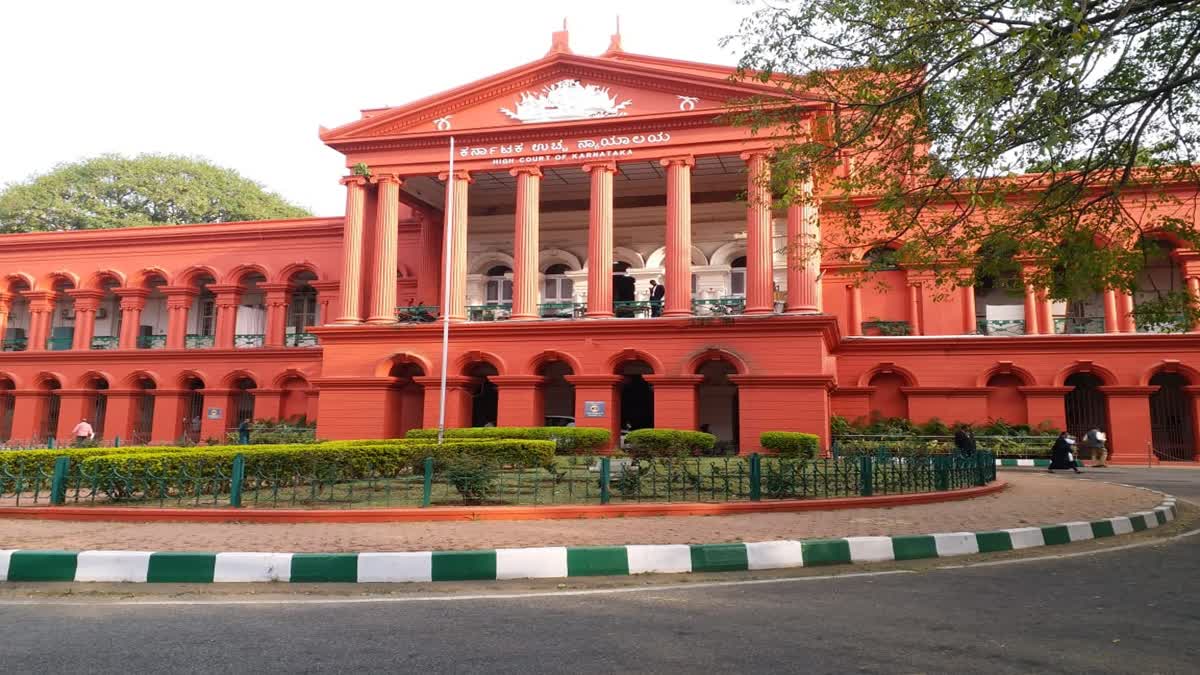 ಮನೆ ನಿರ್ಮಾಣಕ್ಕಾಗಿ ರಸ್ತೆಯಲ್ಲಿ ಮರಳು - ಕಲ್ಲು ಹಾಕಿ ಸಾರ್ವಜನಿಕರಿಗೆ ತೊಂದರೆ: ಪ್ರಕರಣ ರದ್ದುಪಡಿಸಲು ಹೈಕೋರ್ಟ್ ನಿರಾಕರಣೆ