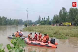 अरिल नदी में बाइक समेत 3 लोग बहे