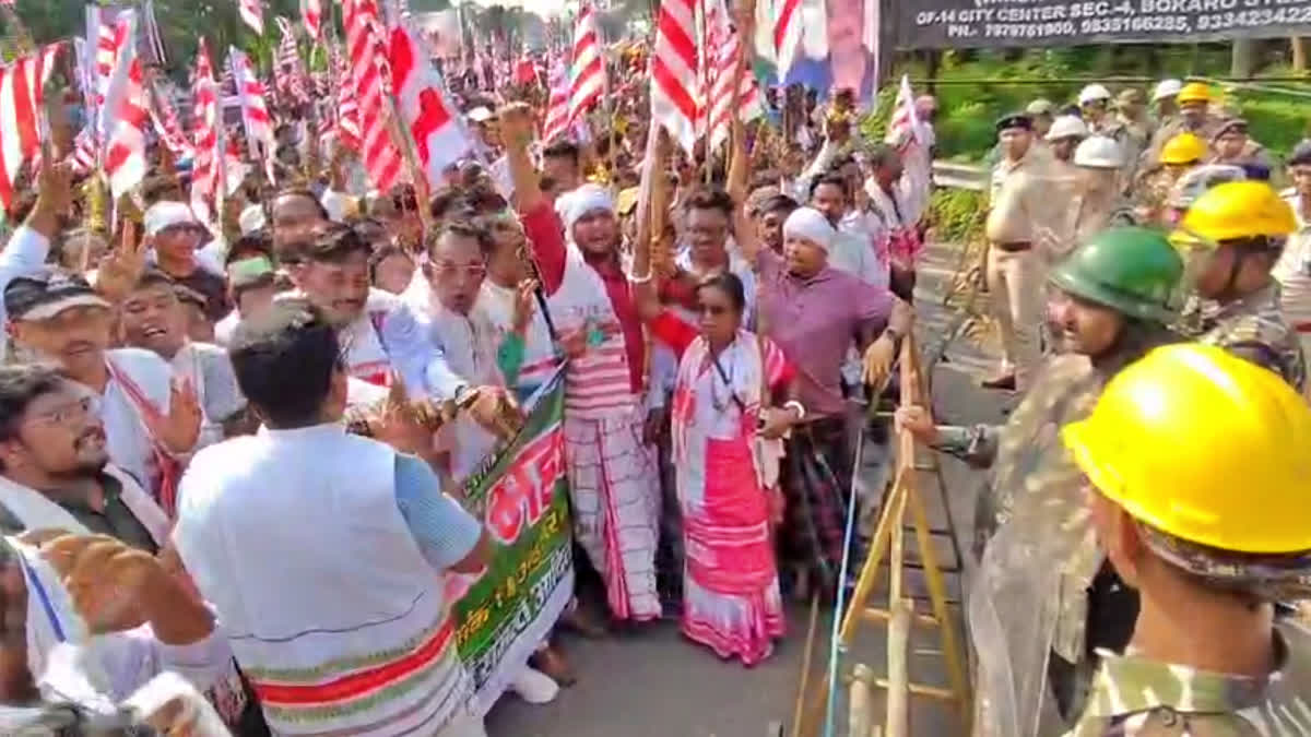 बोकारो में आदिवासी समाज ने निकाली आक्रोश रैली, डीसी को ज्ञापन सौंपकर कर  डाली ये मांग