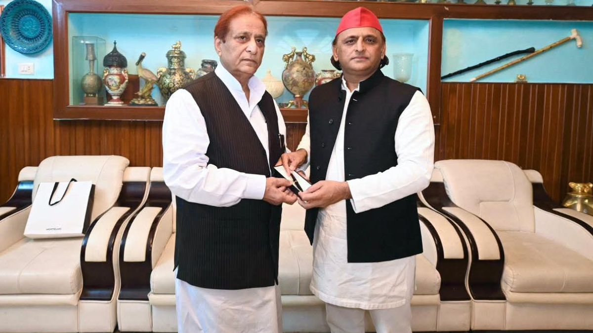 आजम और अखिलेश यादव की मुलाकात की तस्वीर.