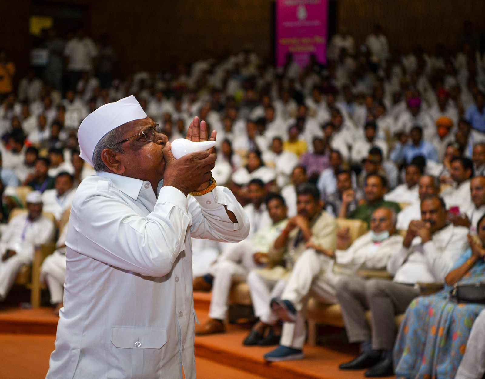 तीन दशक से बजा रहे शंख