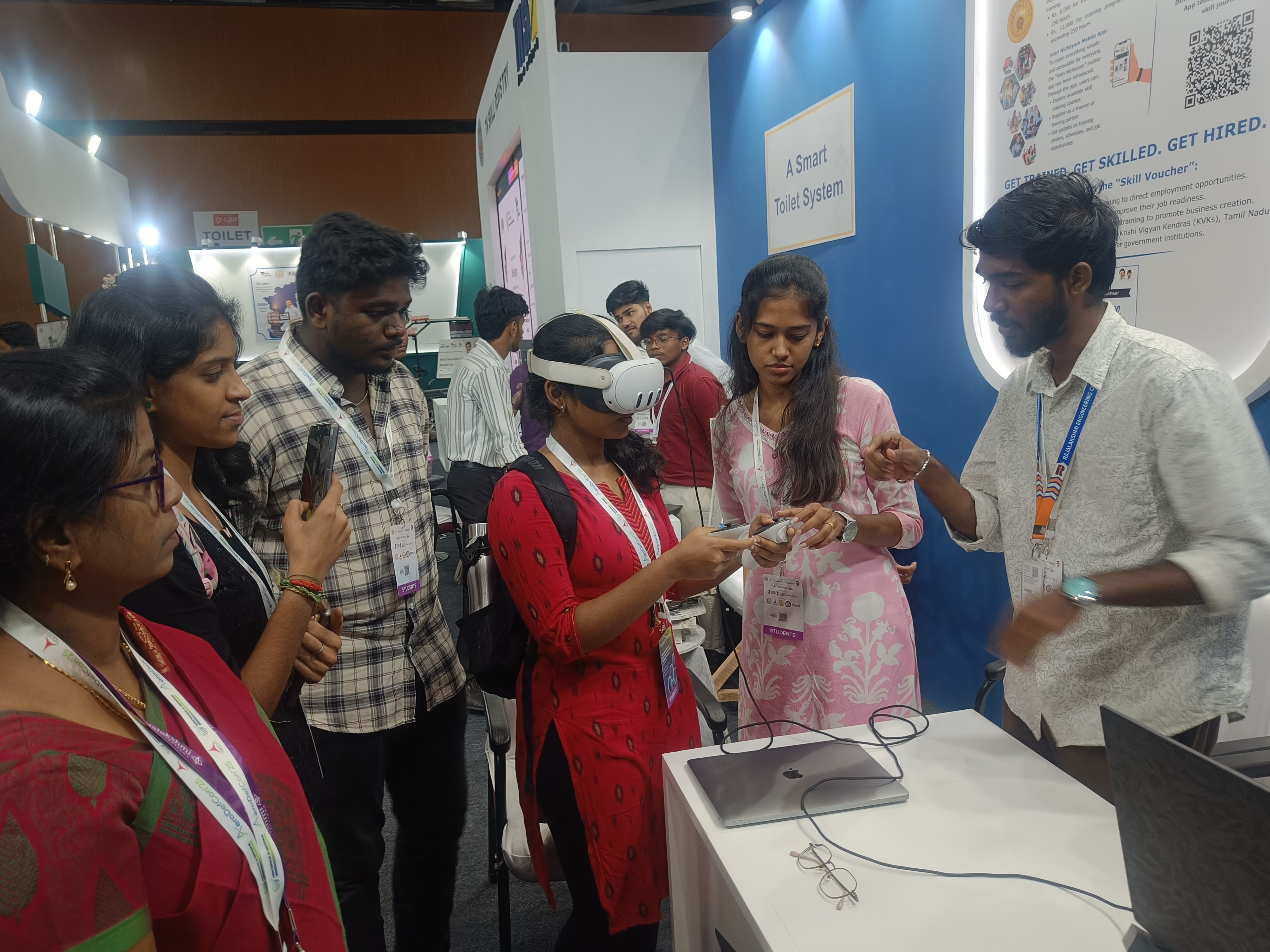 மாணவர்களுக்கு விளக்கம்