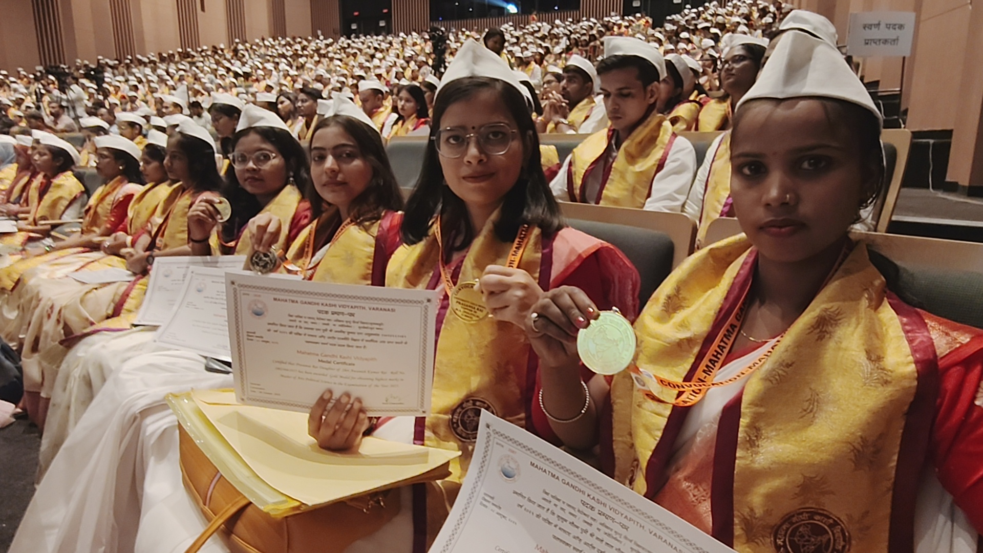 मेडल और उपाधि पाकर छात्राओं के खिले चेहरे.