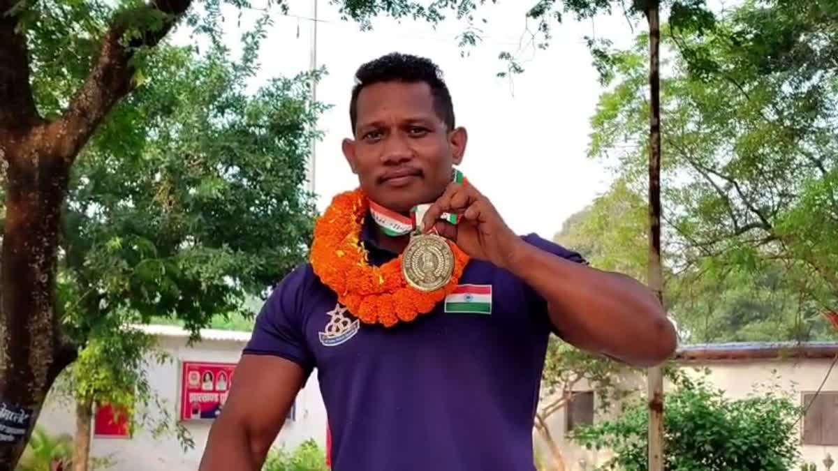 भारतीय पुलिस बॉडीबिल्डिंग क्लस्टर प्रतियोगिता में SISF हवलदार संतोष ...