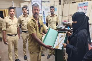 An auto driver honesty A woman who forgot her gold chain get back