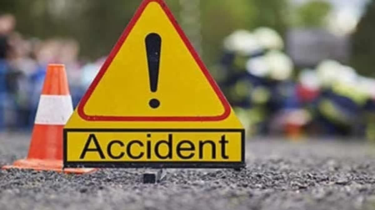 16 Injured As Bus Rams Into Pole In UP's Firozabad; 2 Critical 16 Injured As Bus Rams Into Pole In UP's Firozabad; 2 Critical