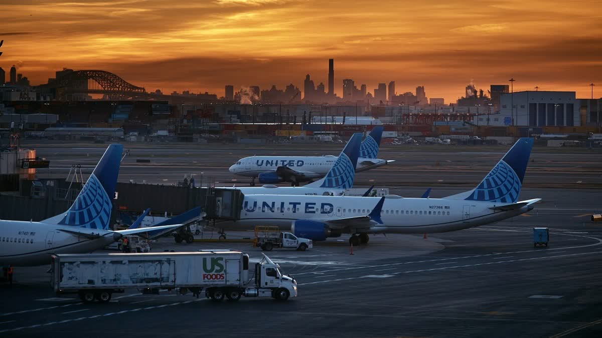 நிதி முடக்கத்தால் திணறும் அமெரிக்க அரசு! 1000-க்கும் மேற்பட்ட விமானங்கள் ரத்து