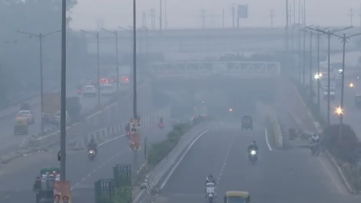 دہلی-این سی آر میں دھند کے باعث سردی کی شدت میں اضافہ، آلودگی خطرناک سطح پر پہنچ گئی