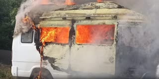 திடீரென தீப்பற்றி எரிந்த டெம்போ ட்ராவலர் வேன்