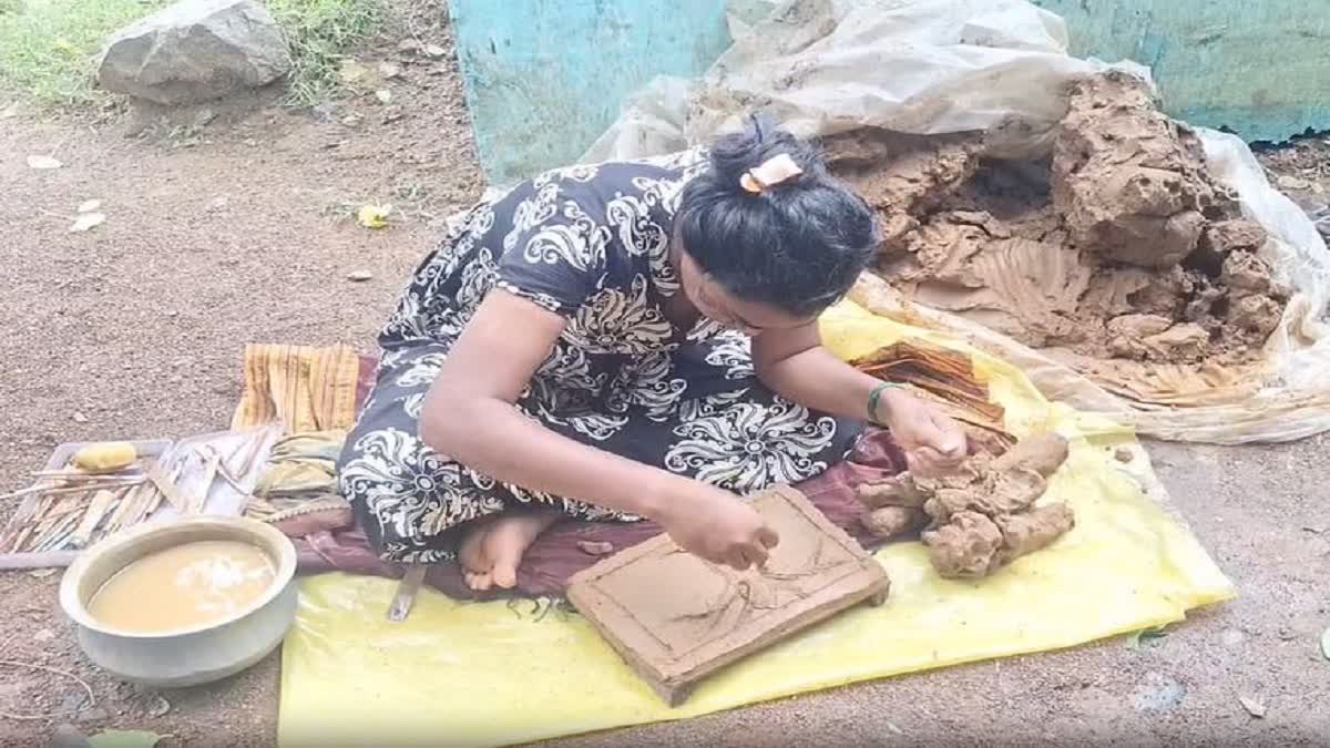 சுவர் ஓவியத்தில் ஈடுபட்ட பிரகதி