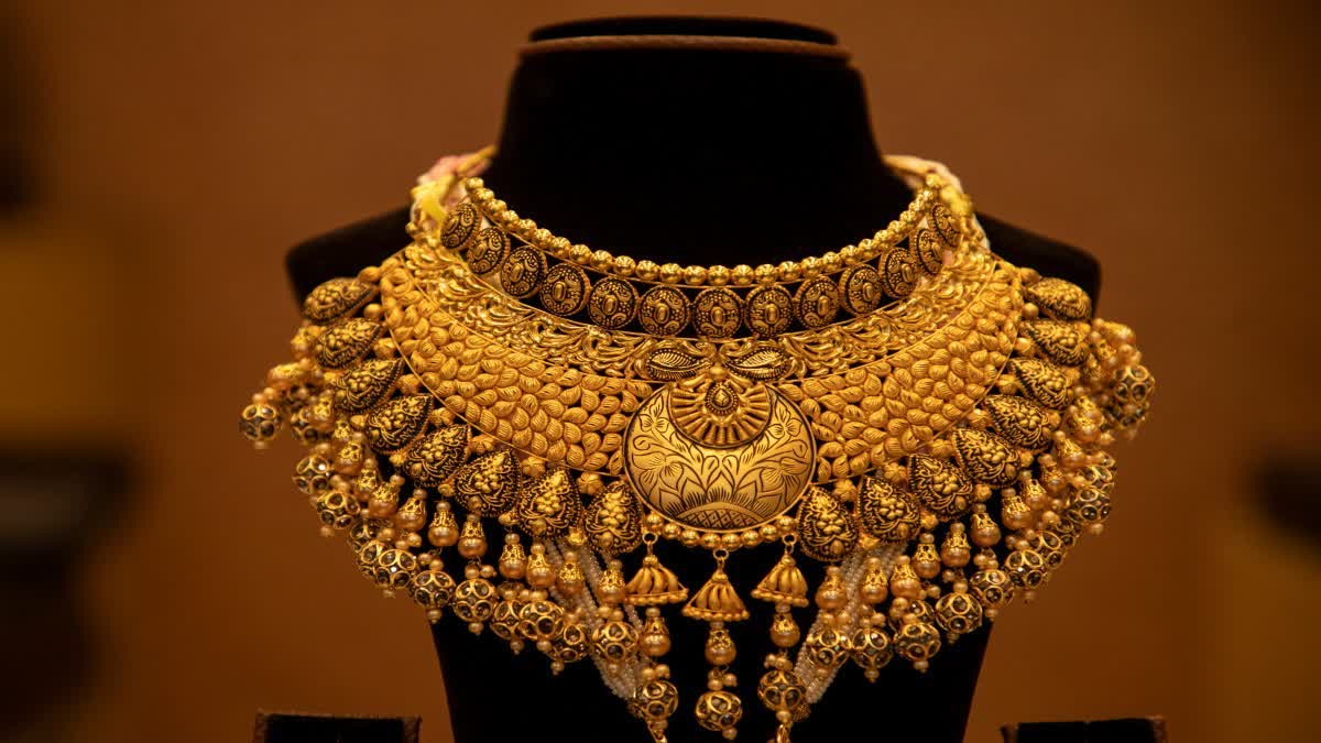 இன்று தங்கம் விலையில் மாற்றம் இல்லை; வெள்ளி கிராமுக்கு ரூ.1 குறைவு