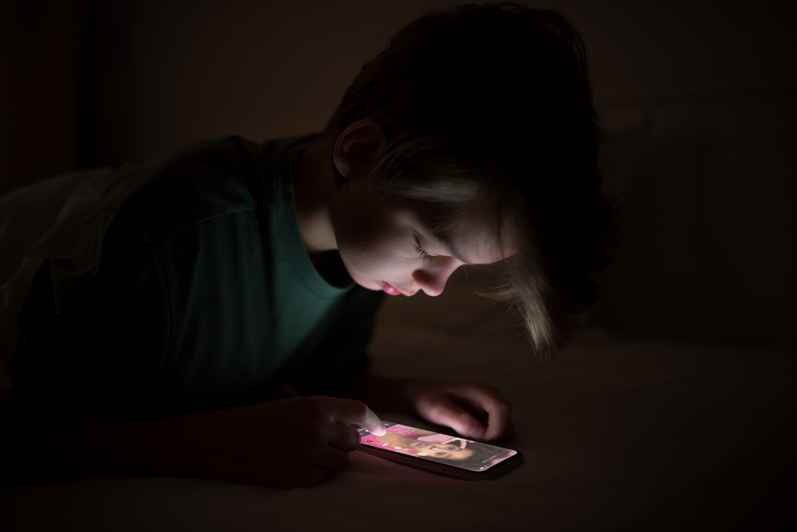 EYE STRAIN AND VISION PROBLEMS  MOBILE PHONES DAMAGE EYES  SIDE EFFECTS OF USING MOBILE  MOBILE PHONES ON CHILDREN