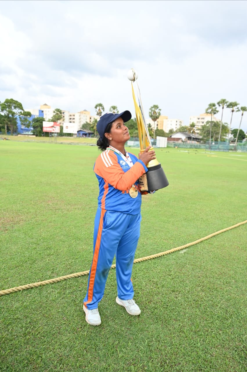 blind woman cricketer Simu Das With World Cup trophy