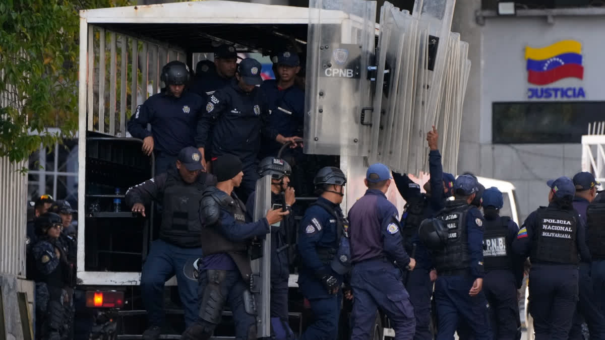 Riot police arrive to El Helicoide, the headquarters of Venezuela's intelligence service and detention center, in Caracas, Venezuela, Thursday, Jan. 8, 2026, after National Assembly President Jorge Rodriguez said the government would release Venezuelan and foreign prisoners.