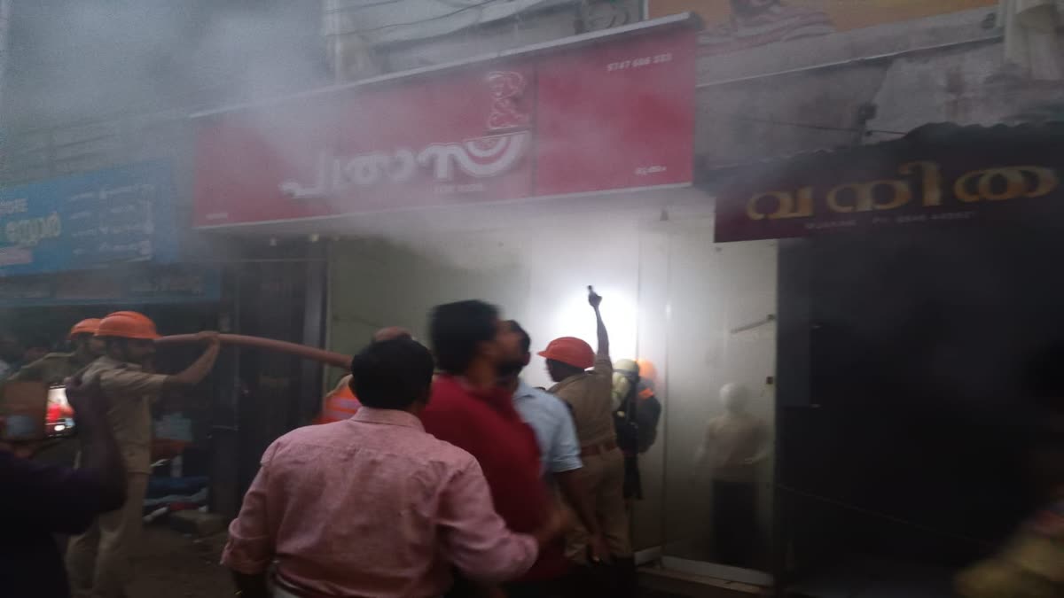 FIRE ACCIDENT KOZHIKODE  KOZHIKODE  FIRE INCIDENT  MASSIVE FIRE BREAKS