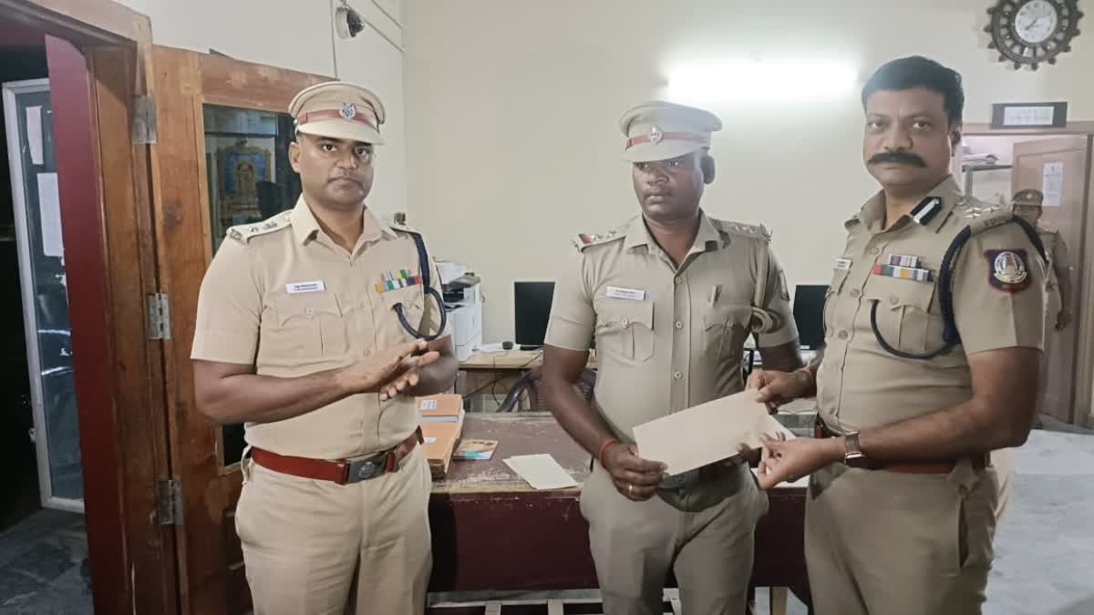 திருநெல்வேலி சரக காவல்துறை துணைத் தலைவர்  பி.சரவணன் சார்பு ஆய்வாளர் முத்துராஜா