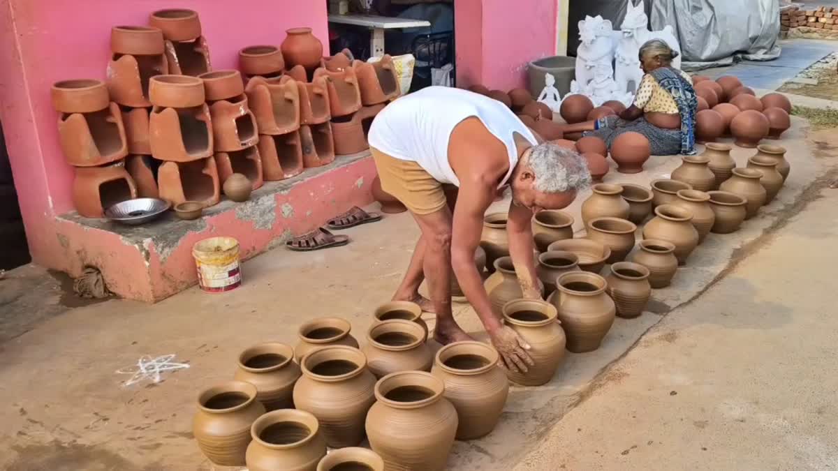 மண்பாண்ட தொழிலில் ஈடுபட்டுள்ள தொழிலாளர்கள்