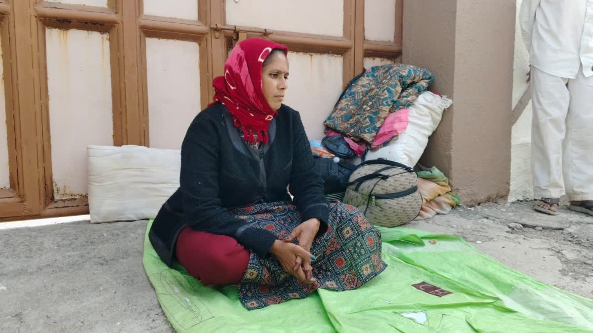 યુવતીના ધર બહાર ધરણા