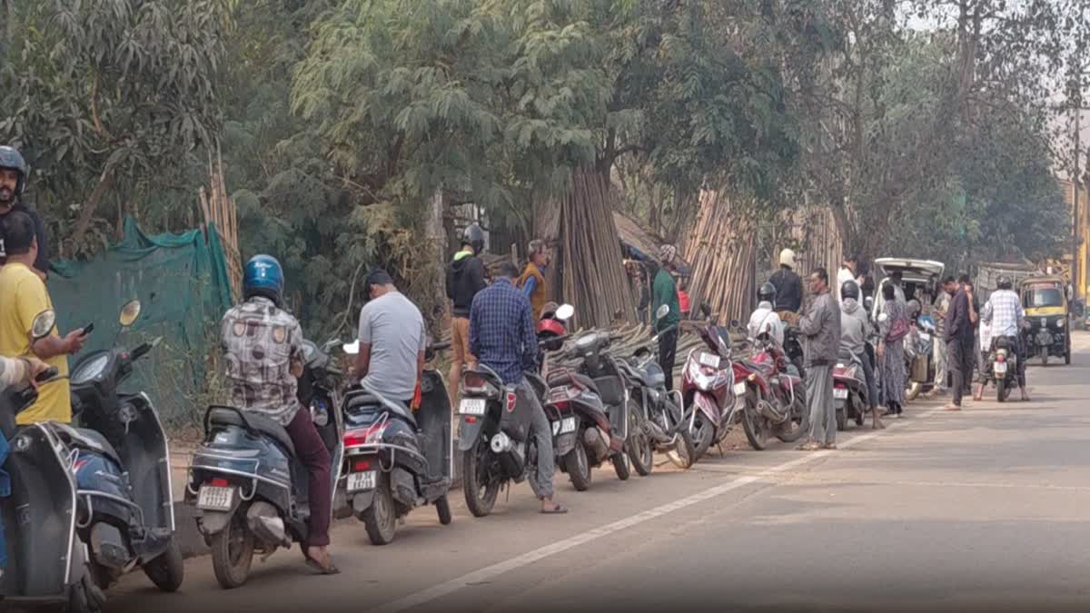 Long queues of drivers waiting for pollution checks.