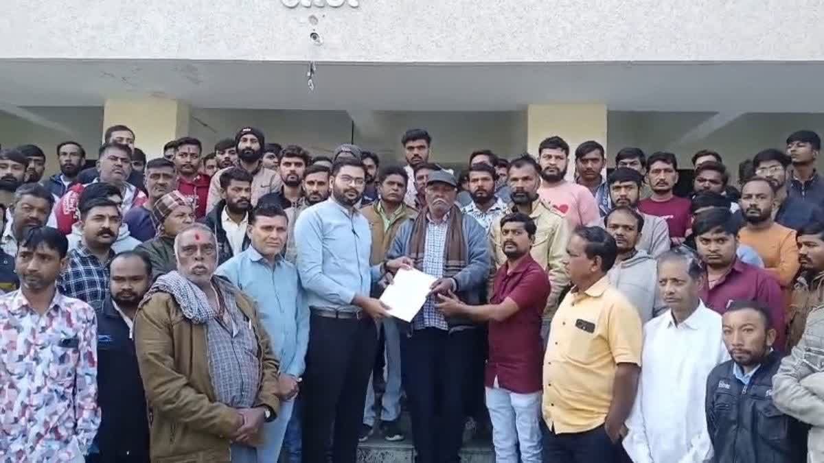લાઠીમાં કોળી સમાજના આગેવાનોએ આવેદનપત્ર આપ્યું હતું
