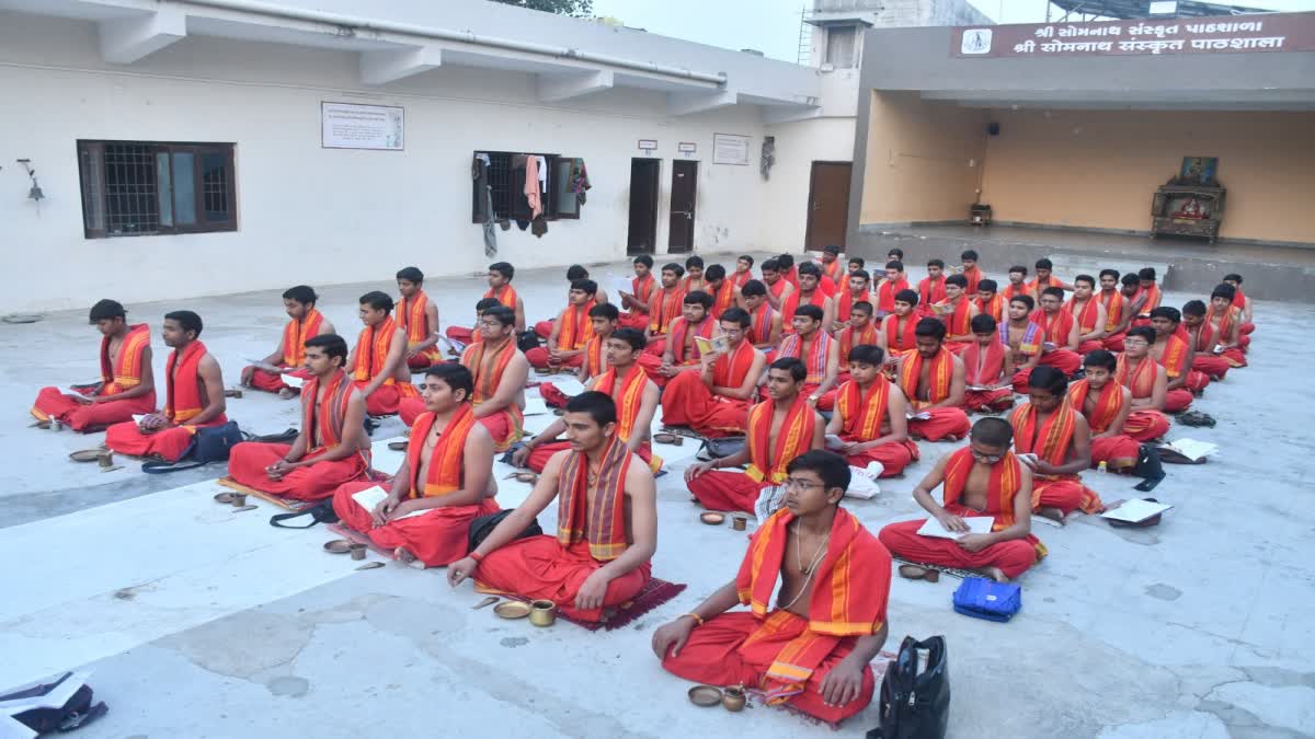 સોમનાથ સંસ્કૃત પાઠશાળામાં બાળકોને ભણાવાય છે આધ્યાત્મિક જ્ઞાન