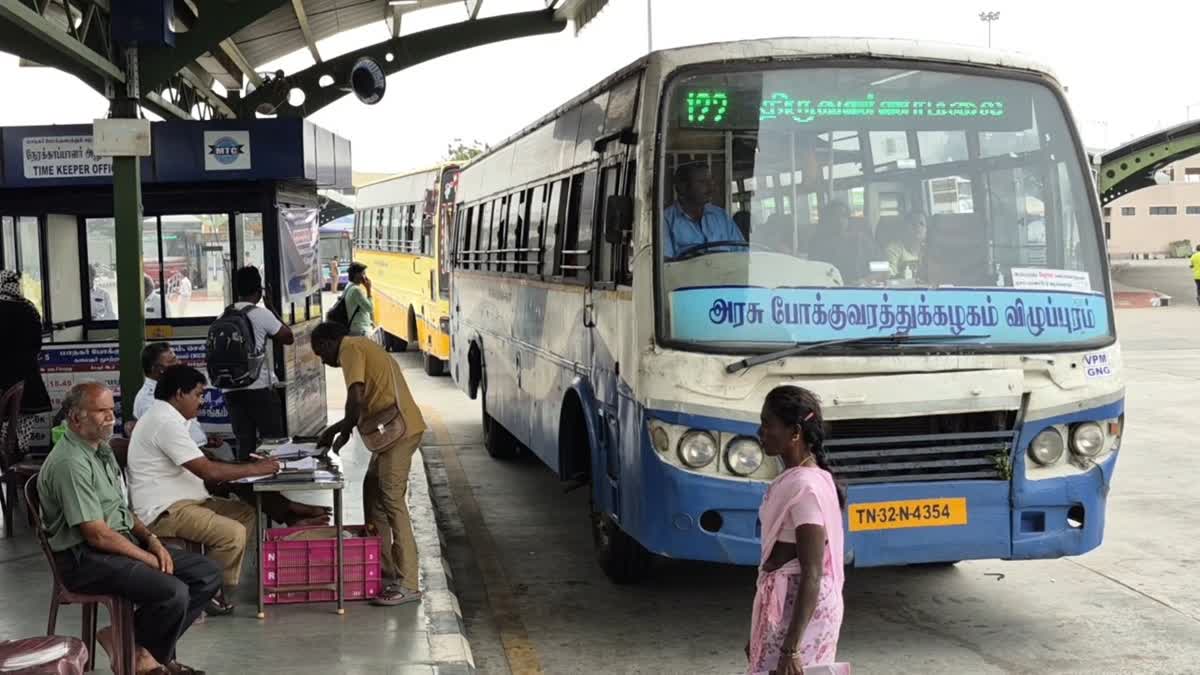 பயணிகள் கூட்டம் இல்லாமல் காணப்பட்ட பேருந்து