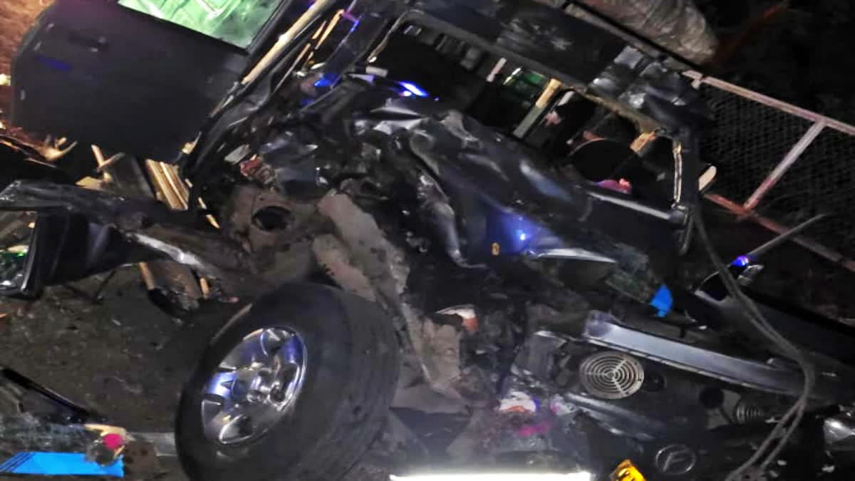 सड़क किनारे खड़े ट्रक से टकराई गाड़ी, 4 की मौत सड़क किनारे खड़े ट्रक से टकराई गाड़ी, 4 की मौत