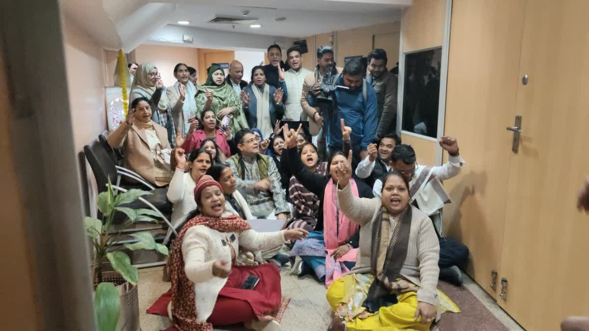 आप पार्षदों ने मेयर ऑफिस के बाहर दिया धरना