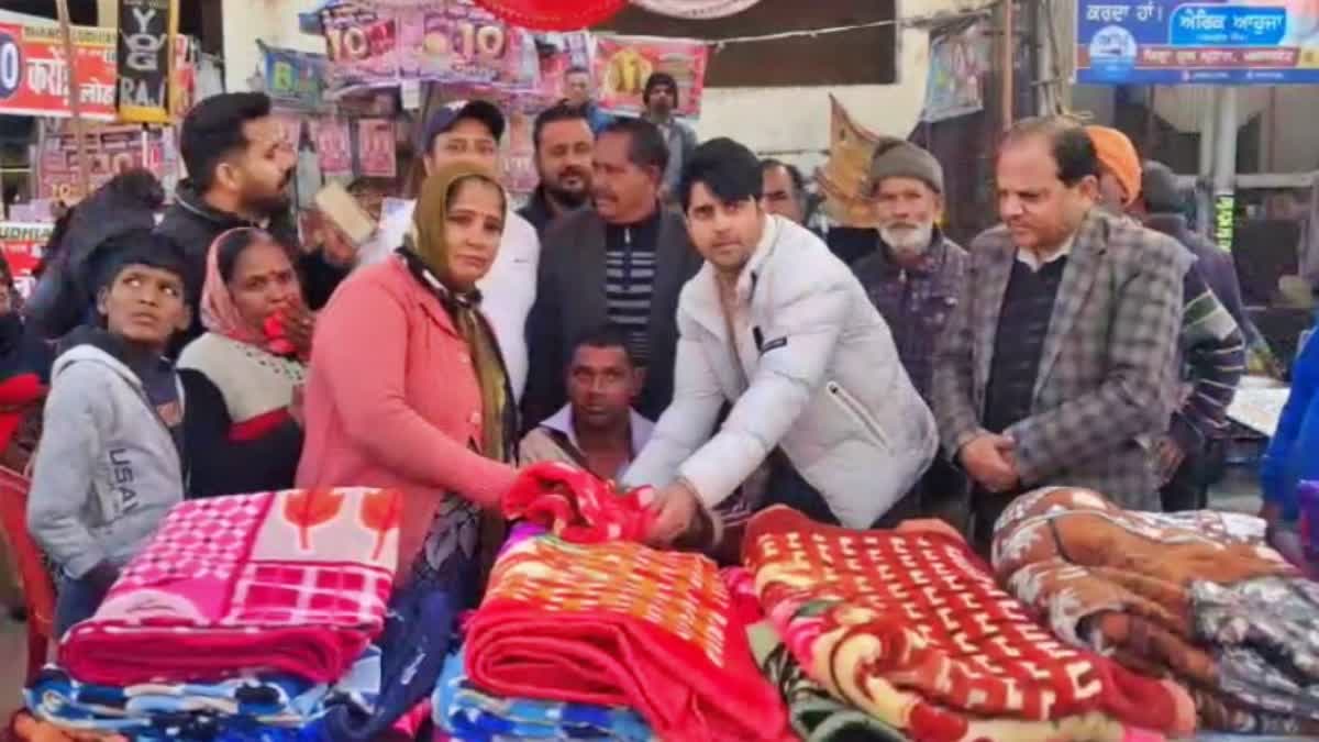 A beggar in Pathankot distributed 500 warm blankets to the needy.