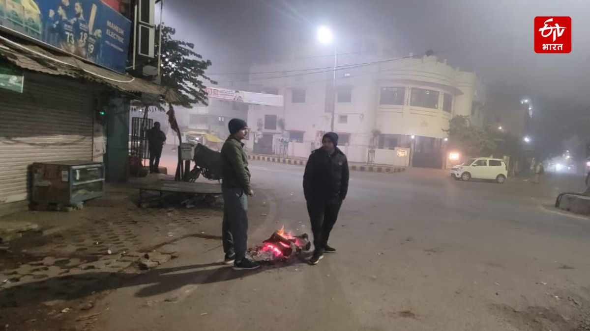 प्रयागराज में सड़क पर अलाव तापते लोग.