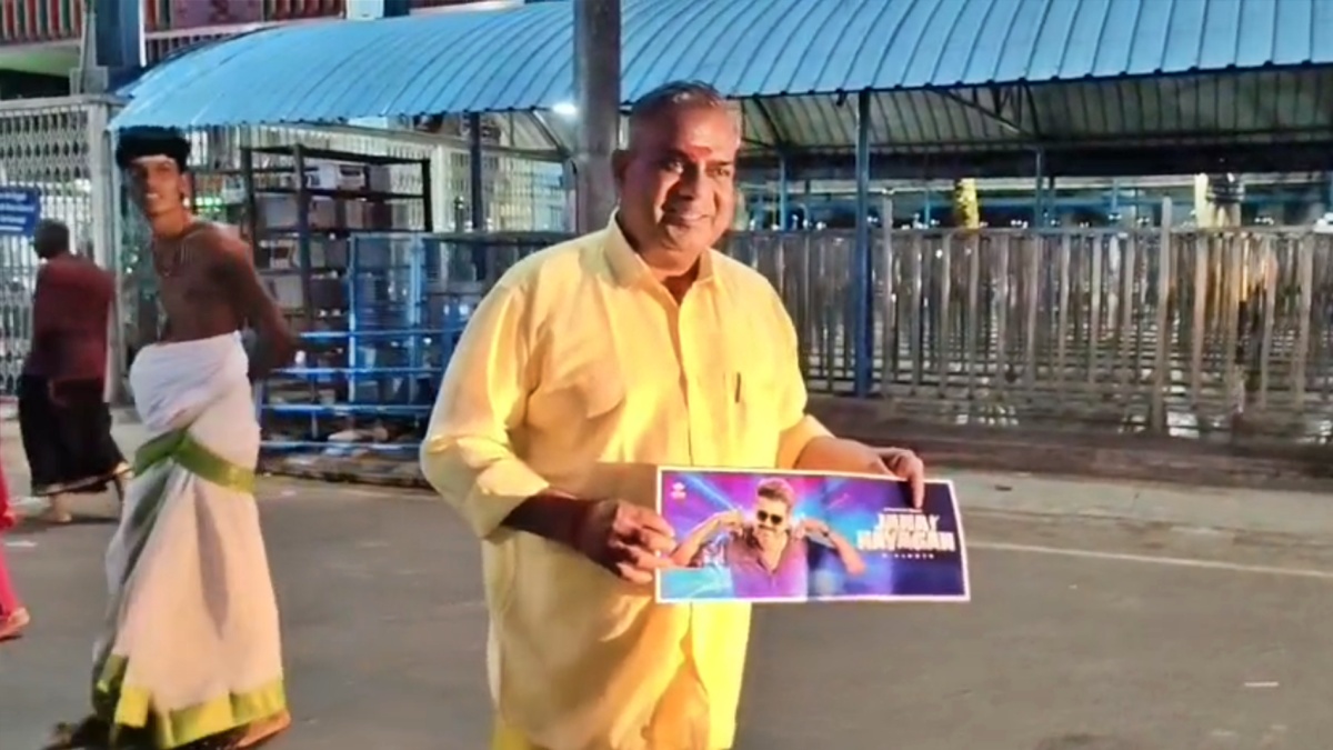ஜனநாயகன் போஸ்டரை ஏந்தியபடி கோயிலுக்கு வந்த புஸ்ஸி ஆனந்த்