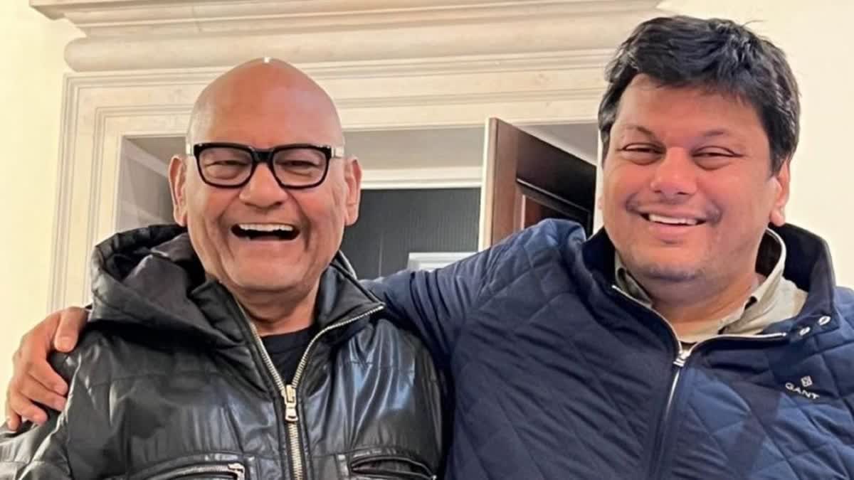 மகன் அக்னிவேஷுடன் வேதாந்தா குழுமத் தலைவர் அனில் அகர்வால் (கோப்புப்படம்)