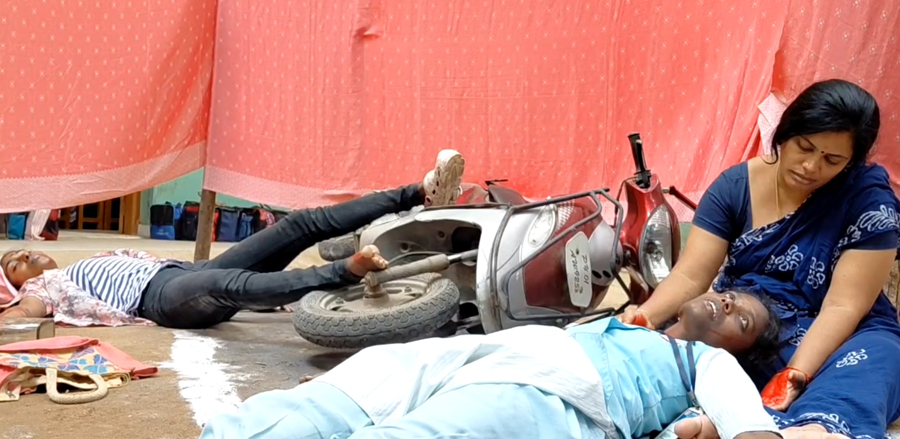 விபத்தில் சிக்கி ரத்த காயத்தோடு உயிரிழந்து கிடக்கும் காட்சி