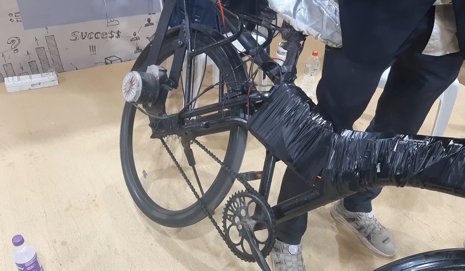 BICYCLE GENERATES ELECTRICITY