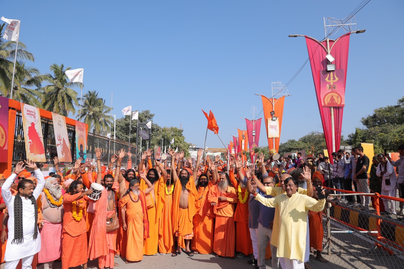 સાધુ-સંતોએ સોમનાથના શંખચોકથી ભગવાન સોમનાથ મહાદેવના મંદિર સુધી ભવ્ય પદયાત્રા યોજી હતી.