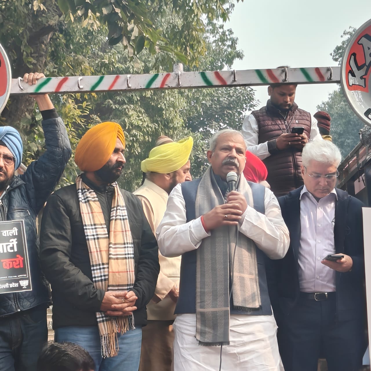 प्रदूषण पर चर्चा को लेकर शुरू हुआ विवाद