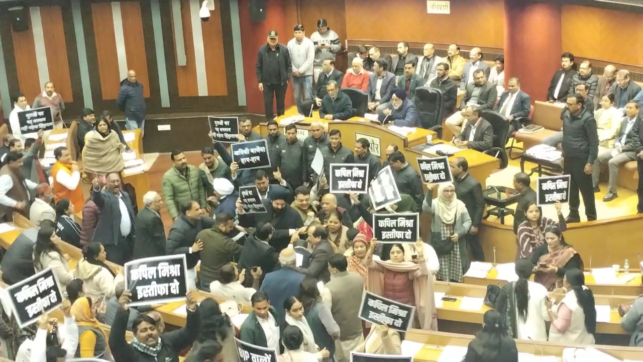 एमसीडी सदन में भी हंगामा