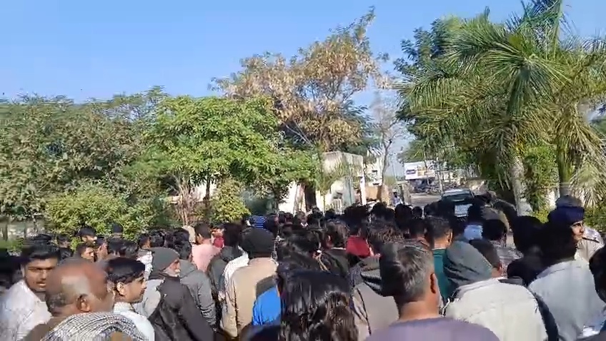 લાઠીમાં કોળી સમાજના આગેવાનો મોટી સંખ્યામાં એકઠા થઇ પ્રાંત અધિકારીને આવેદનપત્ર આપ્યું હતું