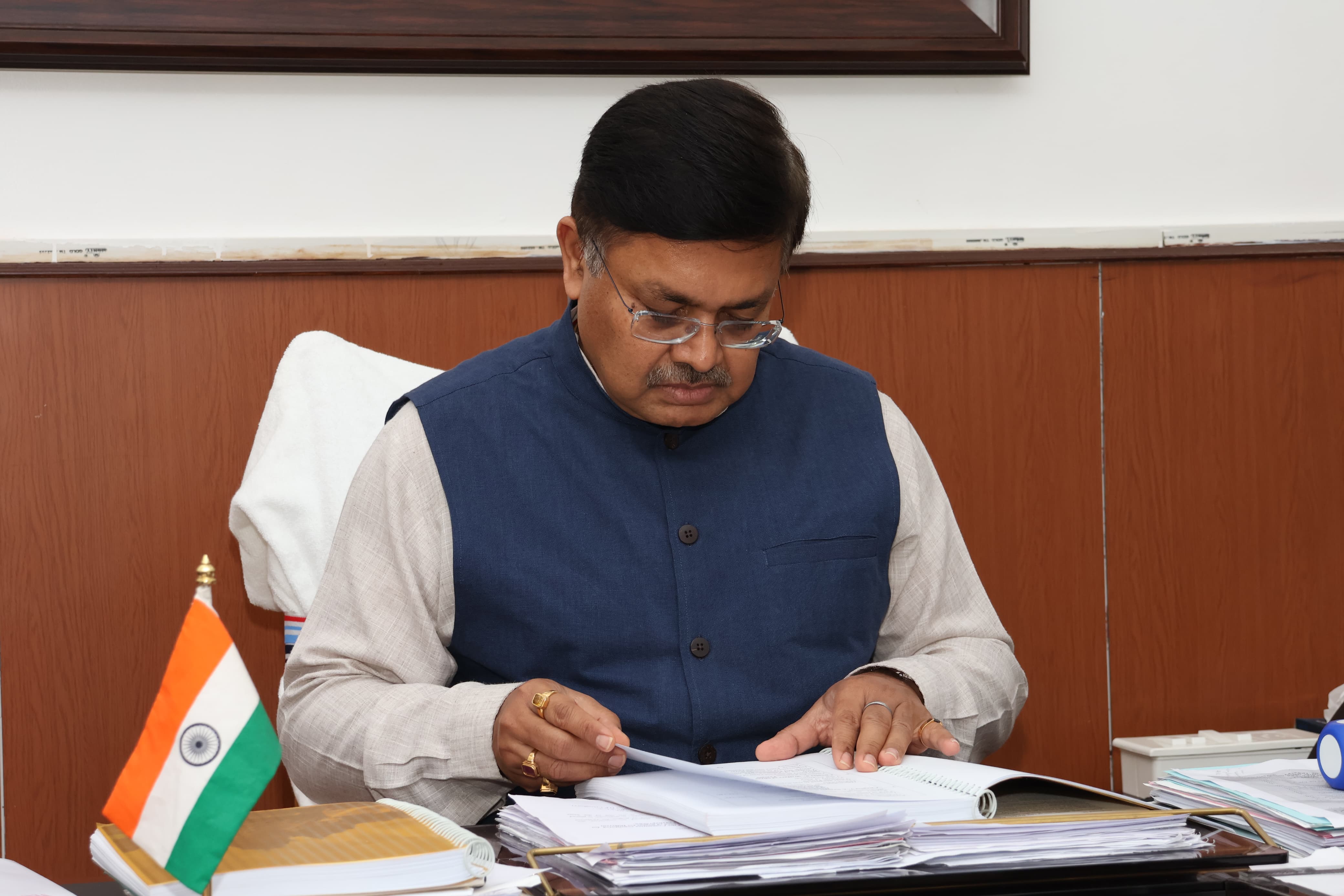 ଅବସରପ୍ରାପ୍ତ ଜଷ୍ଟିସ ଡ. ଦୁର୍ଗା ପ୍ରସନ୍ନ ଚୌଧୁରୀଙ୍କ ଅଧ୍ୟକ୍ଷତାରେ ଗଠିତ କମିଟି ଆଇନ ମନ୍ତ୍ରୀ ପୃଥ୍ୱୀରାଜ ହରିଚନ୍ଦନଙ୍କୁ ଅନ୍ତରିଣ ରିପୋର୍ଟ ପ୍ରଦାନ କରିଛନ୍ତି ।