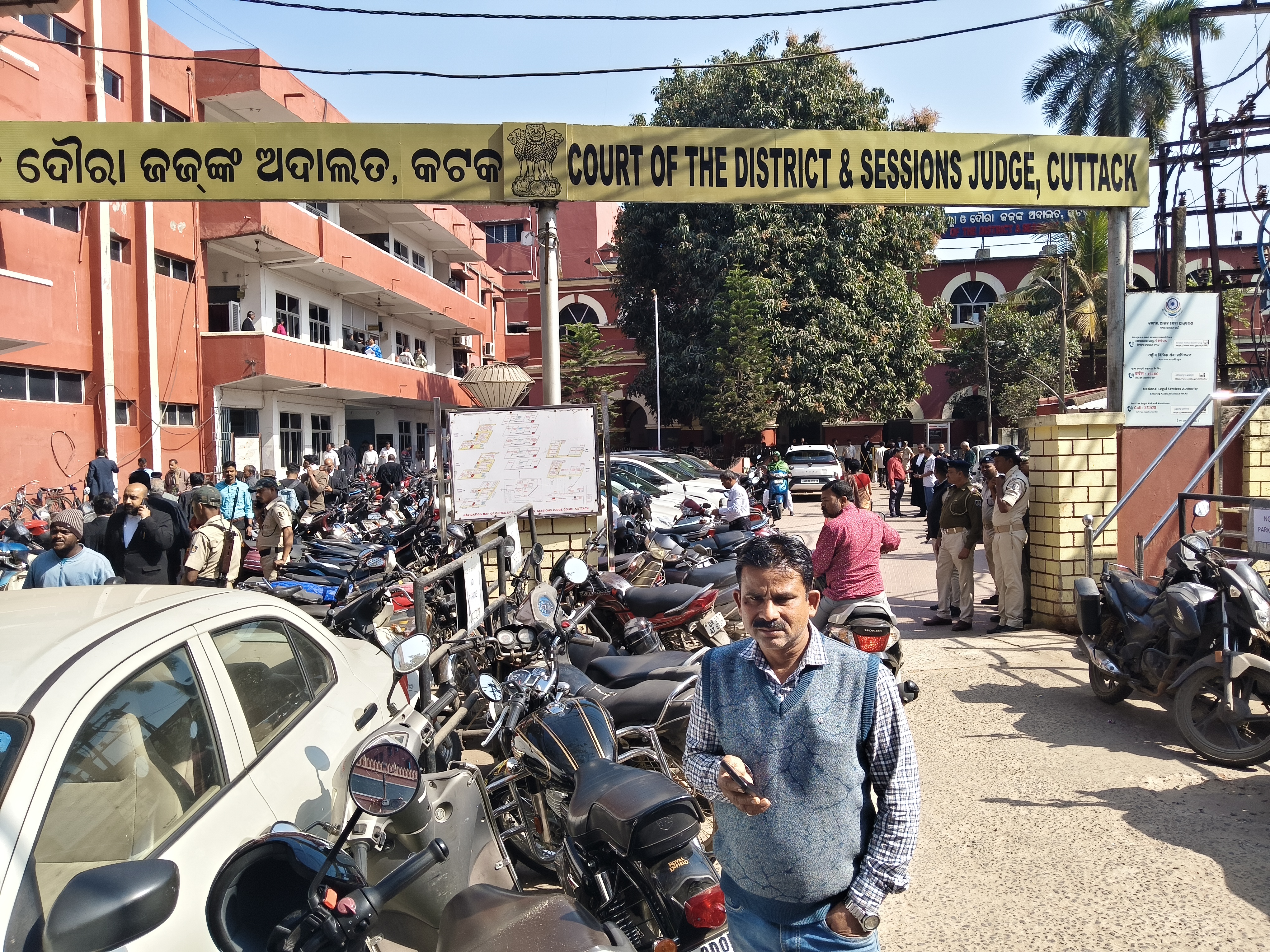 ଓକିଲ କିମ୍ବା ମହକିଲମାନଙ୍କ ବ୍ୟାଗ୍ ନେବା ଉପରେ କଟକଣା ଲାଗୁ କରାଯାଇଛି । ବ୍ୟାଗ୍ ନେବାକୁ ହେଲେ ସ୍କାନର ପ୍ରବେଶ ପଥ ଦେଇ ଯିବା ପାଇଁ କୁହାଯାଇଛି ।